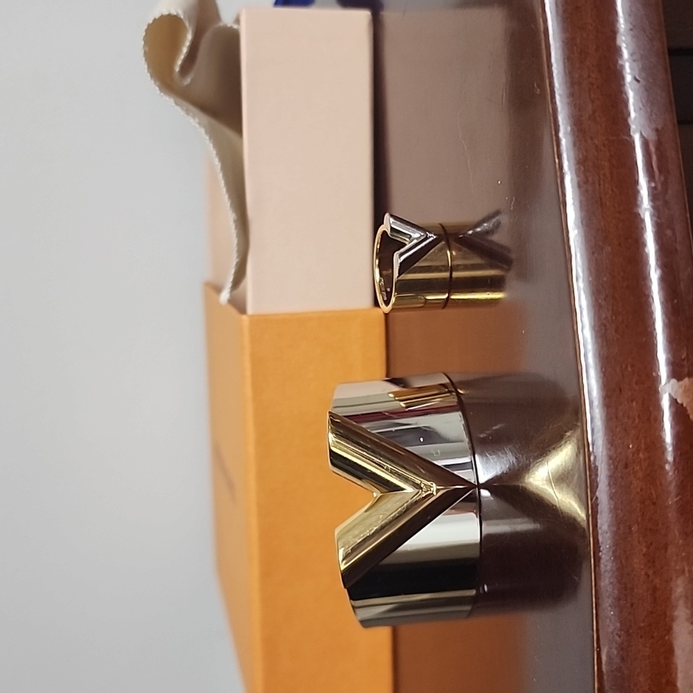 Louis Vuitton Essential V limited edition employee cuff bracelet - Picture 15 of 15